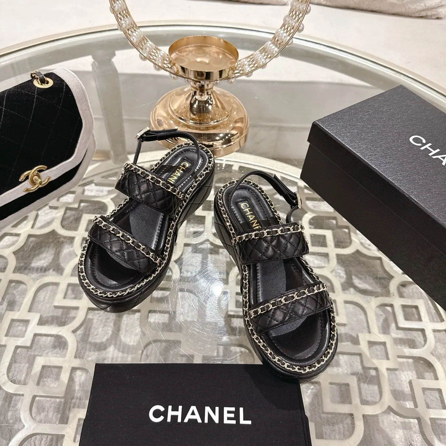 👟👟Ex-factory price 600👟👟 𝐂𝐇𝐀𝐍𝐄𝐋 | Xiaoxiang 25𝐬𝐬 🦋2025 Spring and Summer New Products Counter Classic Xiaoxiang Double C Diamond Chain Slippers Series New〰 🍬 The absolute best in the BS fashion circle. Matching will perform meticulously Minimalist, classic elements that will never fade away 💋 Show unique dressing style, too beautiful to say anything. A must-have for summer... Upper: Original high-customized lambskin Lining: Imported mixed sheepskin lining Outsole: Original molded non-slip outsole Shoe size: 35-39 (34.40.41.42 customization is not returnable)